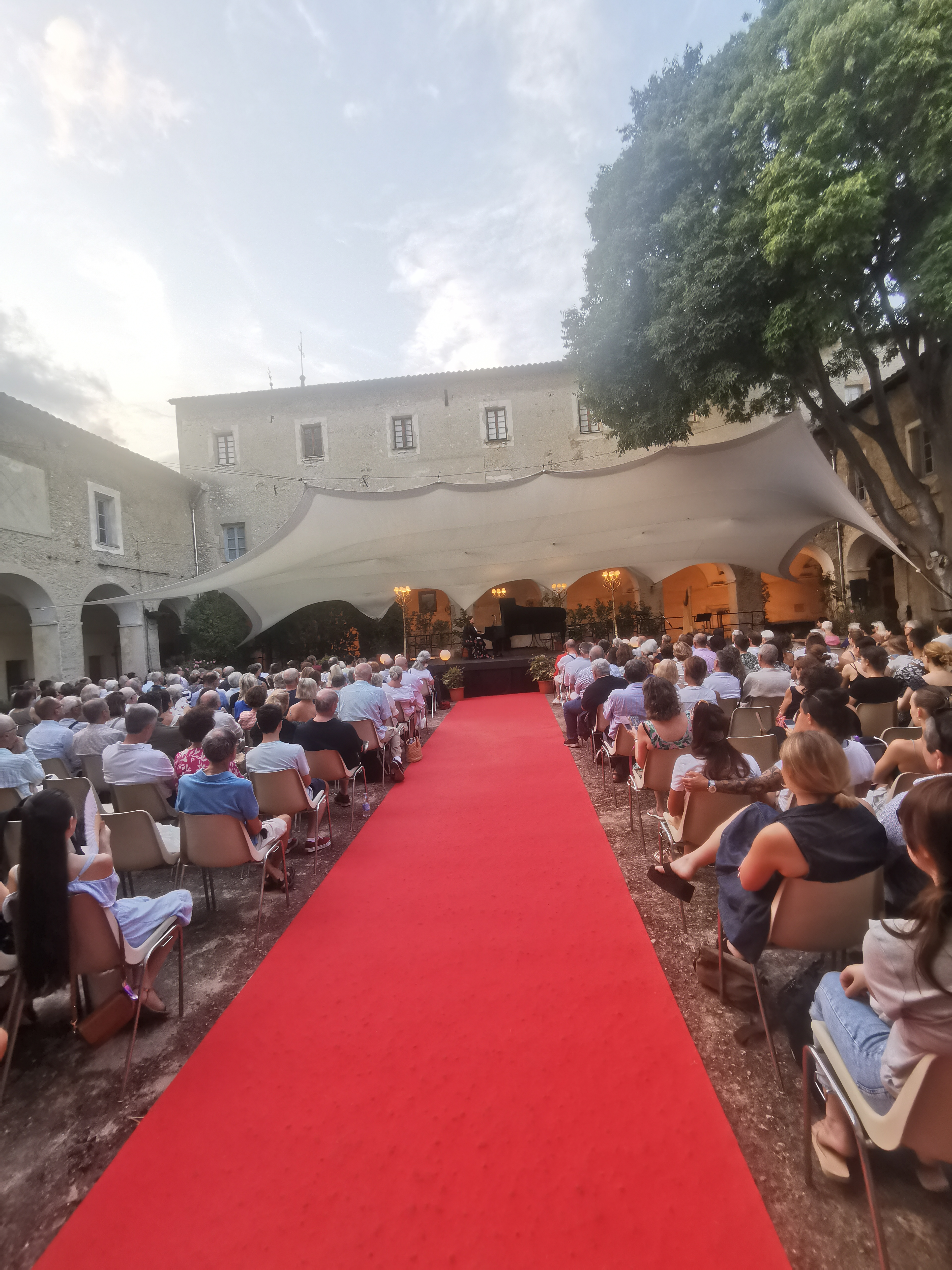 SCENE CLOITRE TAPIS ROUGE IMG_20240807_200801.jpg